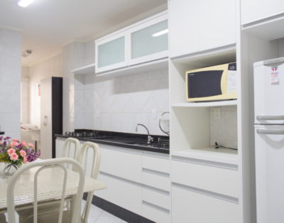 Apartamento na Meia Praia a 200m do Mar