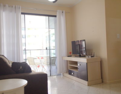 Apartamento na Meia Praia a 200m do Mar
