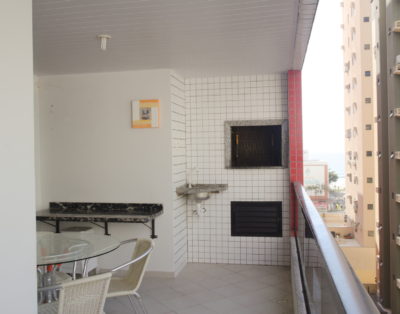 Apartamento na Meia Praia a 200m do Mar