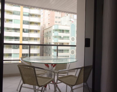 Apartamento na Meia Praia a 200m do Mar