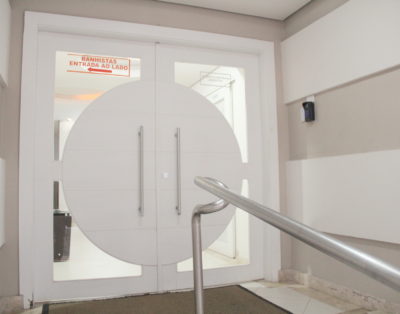 Apartamento 03 Dormitórios a 140m do Mar
