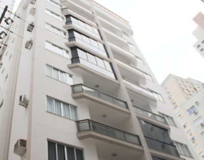 Apartamento 03 Dormitórios a 140m do Mar