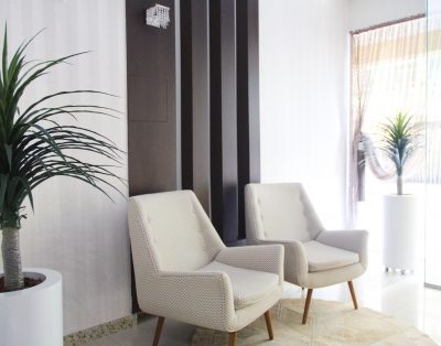 Amplo Apartamento com Suíte e Sacada Vista Mar na Meia Praia