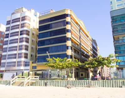 Amplo Apartamento com Suíte e Sacada Vista Mar na Meia Praia