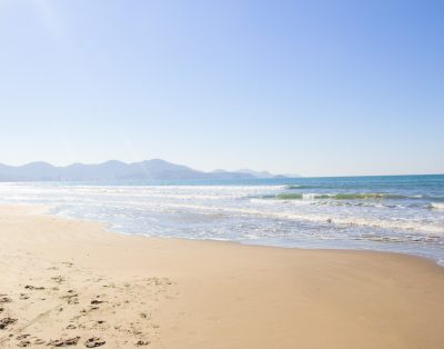 Amplo Apartamento com Suíte e Sacada Vista Mar na Meia Praia