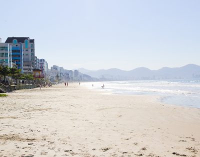 Amplo Apartamento com Suíte e Sacada Vista Mar na Meia Praia