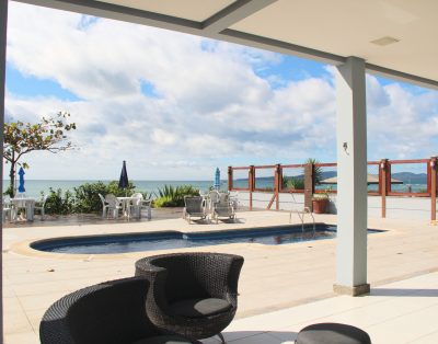 Elegante Casa Alto Padrão Frente Mar na Praia do Estaleirinho