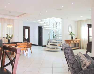 Elegante Casa Alto Padrão Frente Mar na Praia do Estaleirinho