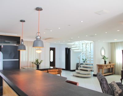 Elegante Casa Alto Padrão Frente Mar na Praia do Estaleirinho