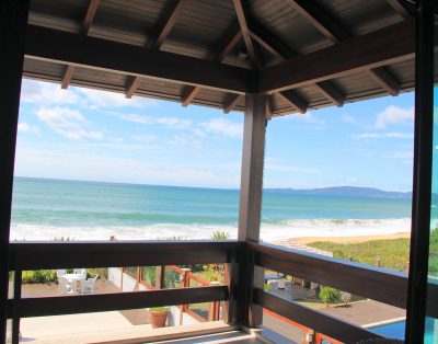 Elegante Casa Alto Padrão Frente Mar na Praia do Estaleirinho