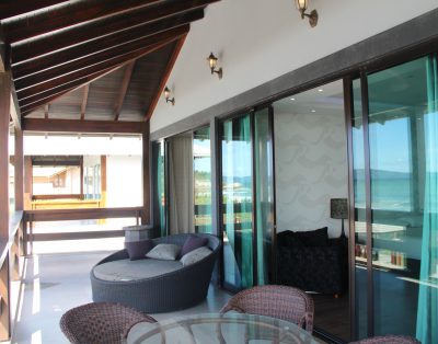 Elegante Casa Alto Padrão Frente Mar na Praia do Estaleirinho