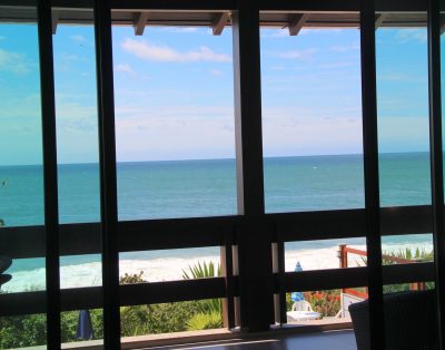 Elegante Casa Alto Padrão Frente Mar na Praia do Estaleirinho