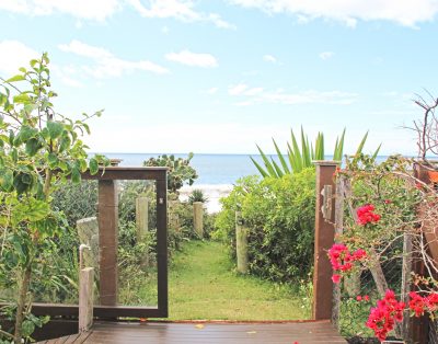 Elegante Casa Alto Padrão Frente Mar na Praia do Estaleirinho