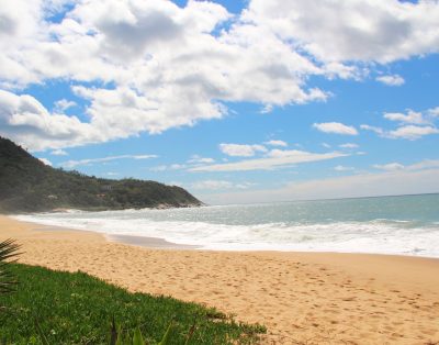 Elegante Casa Alto Padrão Frente Mar na Praia do Estaleirinho