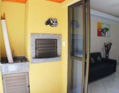 Amplo Apartamento com Suíte e Sacada Vista Mar na Meia Praia