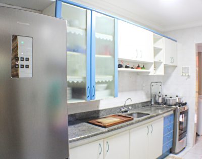 Amplo Apartamento com Suíte e Sacada Vista Mar na Meia Praia