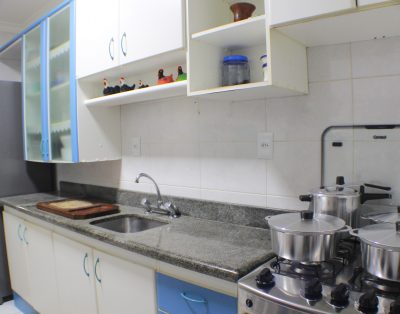 Amplo Apartamento com Suíte e Sacada Vista Mar na Meia Praia