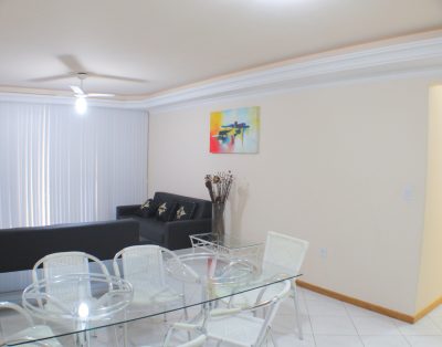 Amplo Apartamento com Suíte e Sacada Vista Mar na Meia Praia