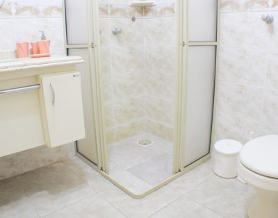 Amplo Apartamento com Suíte e Sacada Vista Mar na Meia Praia