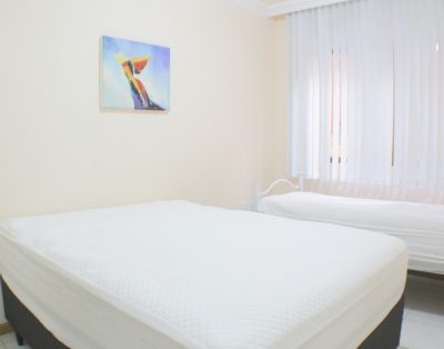 Amplo Apartamento com Suíte e Sacada Vista Mar na Meia Praia