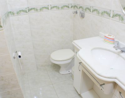 Amplo Apartamento com Suíte e Sacada Vista Mar na Meia Praia