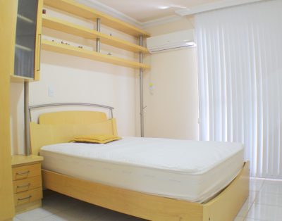 Amplo Apartamento com Suíte e Sacada Vista Mar na Meia Praia