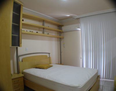 Amplo Apartamento com Suíte e Sacada Vista Mar na Meia Praia