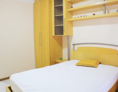 Amplo Apartamento com Suíte e Sacada Vista Mar na Meia Praia