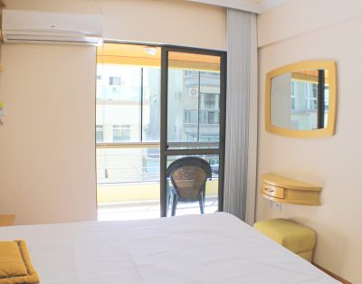 Amplo Apartamento com Suíte e Sacada Vista Mar na Meia Praia