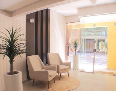 Amplo Apartamento com Suíte e Sacada Vista Mar na Meia Praia