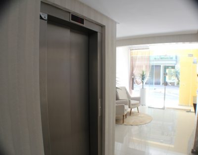 Amplo Apartamento com Suíte e Sacada Vista Mar na Meia Praia