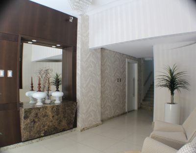 Amplo Apartamento com Suíte e Sacada Vista Mar na Meia Praia