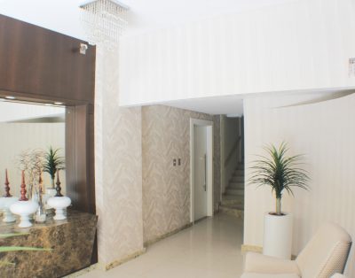 Amplo Apartamento com Suíte e Sacada Vista Mar na Meia Praia