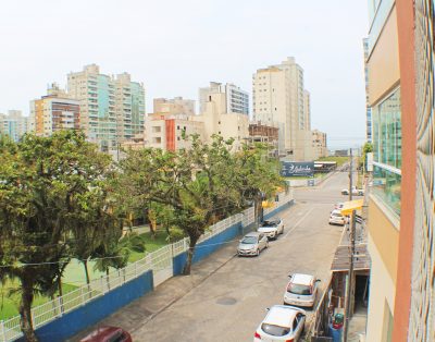 Apartamento com 2 Suítes e Terraço na Meia Praia