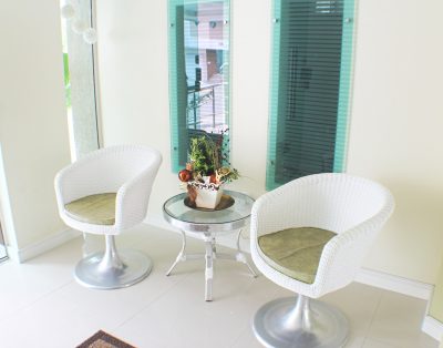 Apartamento com 2 Suítes e Terraço na Meia Praia