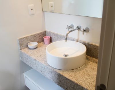 Apartamento com 2 Suítes e Terraço na Meia Praia