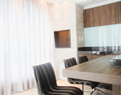 Apartamento com 2 Suítes e Terraço na Meia Praia