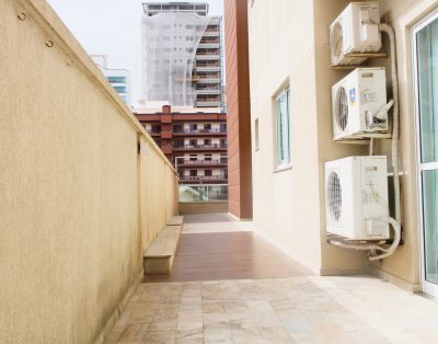 Apartamento com 2 Suítes e Terraço na Meia Praia