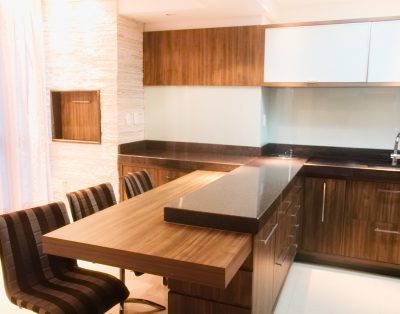 Apartamento com 2 Suítes e Terraço na Meia Praia