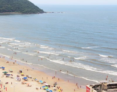 Apartamento 3 Dormitórios em Edifício Frente Mar